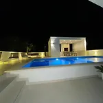 Tole 2 With Heated Pool アパート *