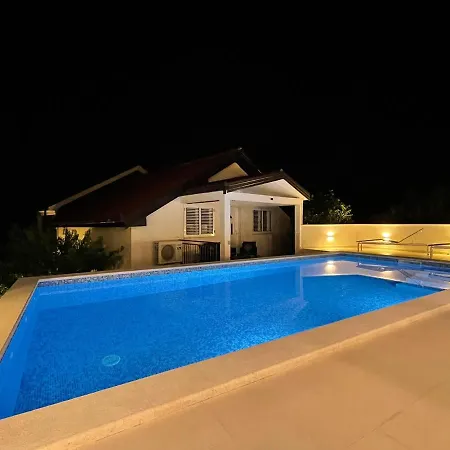Tole 2 With Heated Pool 아파트 포도카