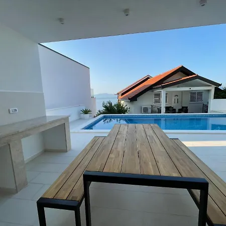 Tole 2 With Heated Pool 아파트 포도카