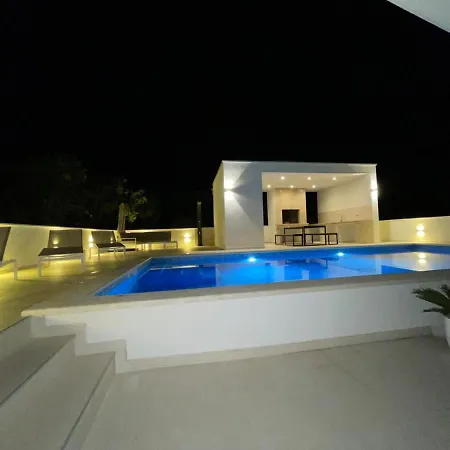 Tole 2 With Heated Pool 아파트 *