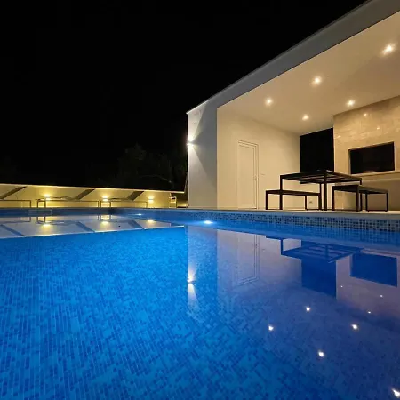 Tole 2 With Heated Pool 아파트