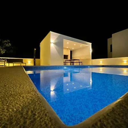 아파트 Tole 2 With Heated Pool 포도카