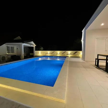 Tole 2 With Heated Pool