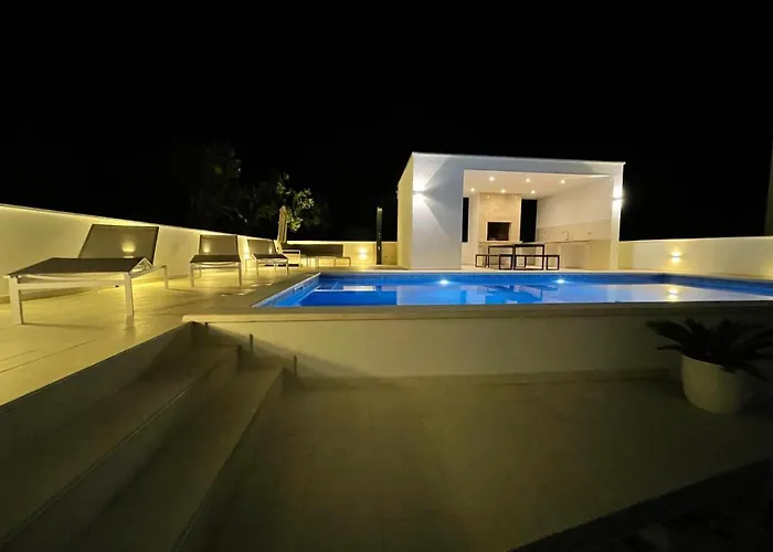 Tole 2 With Heated Pool 波达卡