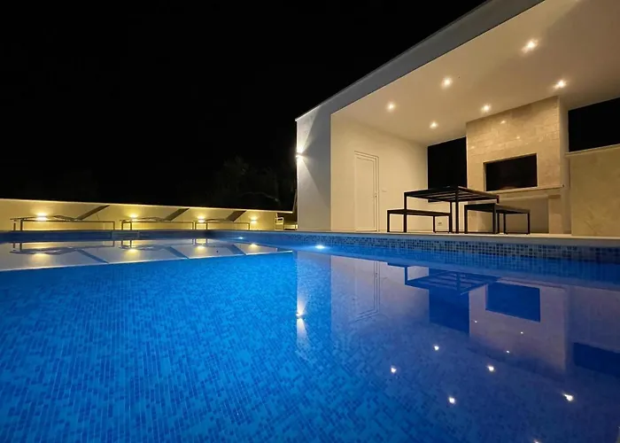 Tole 2 With Heated Pool 公寓