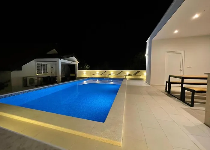 Tole 2 With Heated Pool