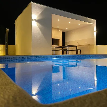 Tole 2 With Heated Pool * Podaca
