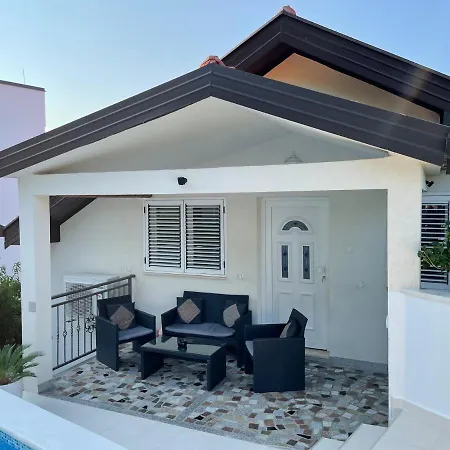 Tole 2 With Heated Pool * Podaca